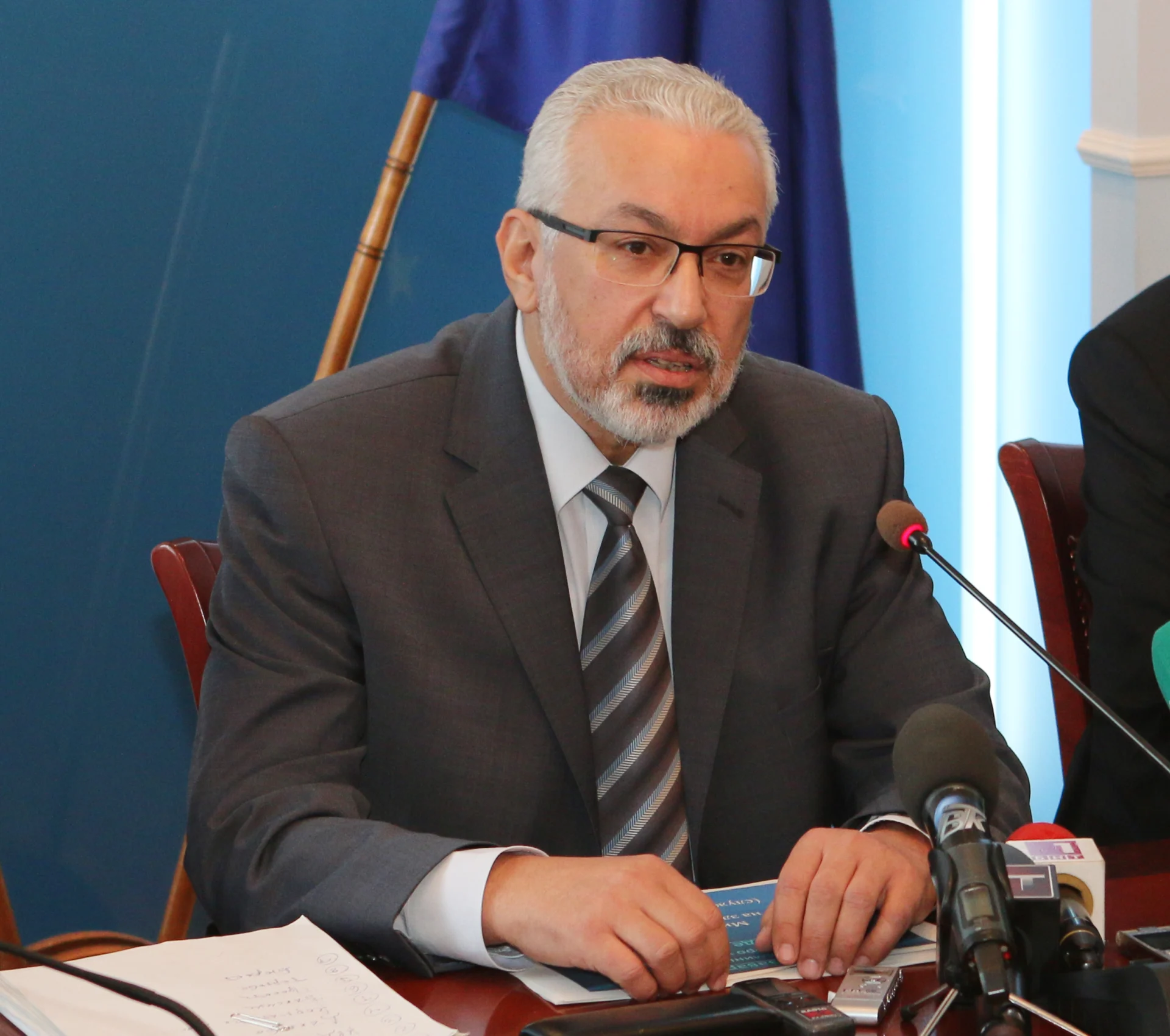 вицепремиерът по социални политики и служебен министър на здравеопазването д-р Илко Семерджиев и екипът му ще дадат пресконференция в сградата на Министерство на здравеопазването.====