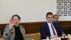 Заседанието на Комисията по труда, социалната и демографската политика на НС; председателят на комисията Деница Сачева и Севим Али.