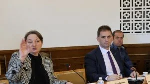Заседанието на Комисията по труда, социалната и демографската политика на НС; председателят на комисията Деница Сачева и Севим Али.