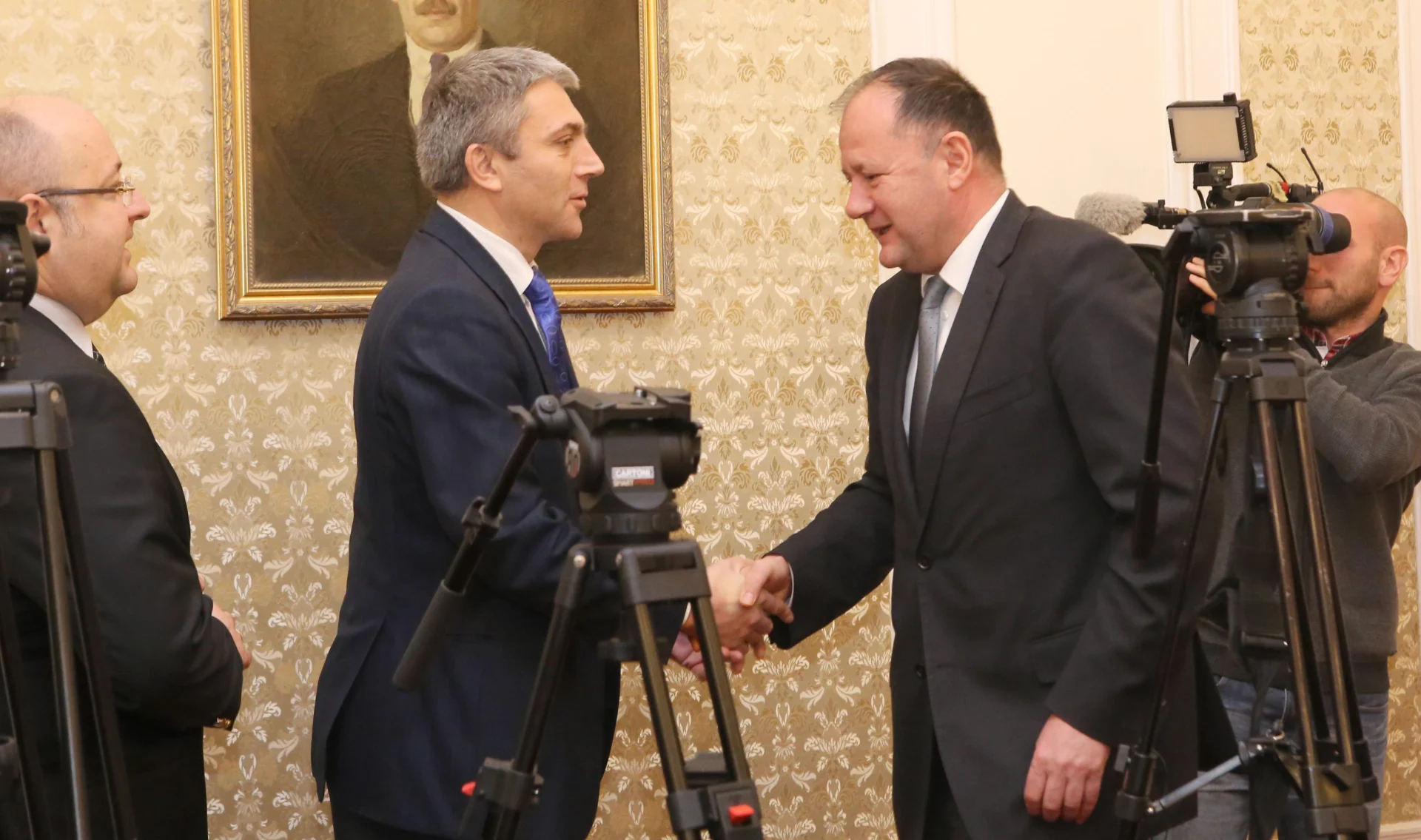 Парламент Консултации на БСП и ДПС