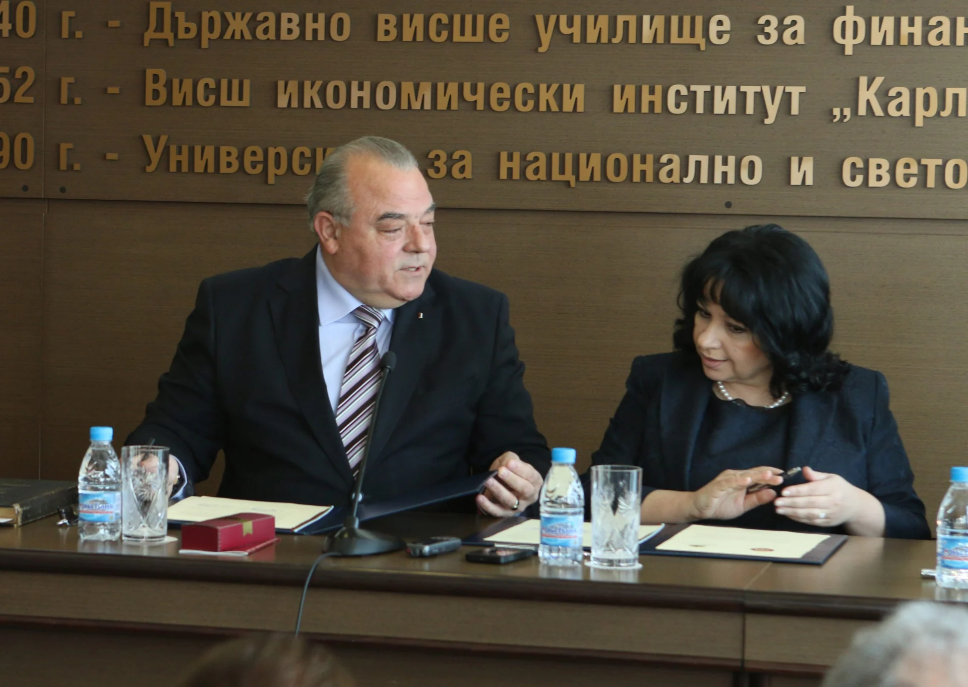 УНСС Министърът на енергетиката Теменужка Петкова и ректорът на Университета за национално и световно стопанство проф. Стати Статев  подписаха Рамково споразумение за сътрудничество в областта на енергетиката и в частност на атомната енергетика и ядрената безопасност.