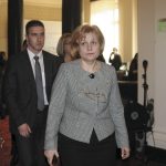 В почивките между воденето на пленарното заседание на Народното събрание Менда Стоянова се опитваше да организира спешно заседание на Комисията по бюджет и финанси.