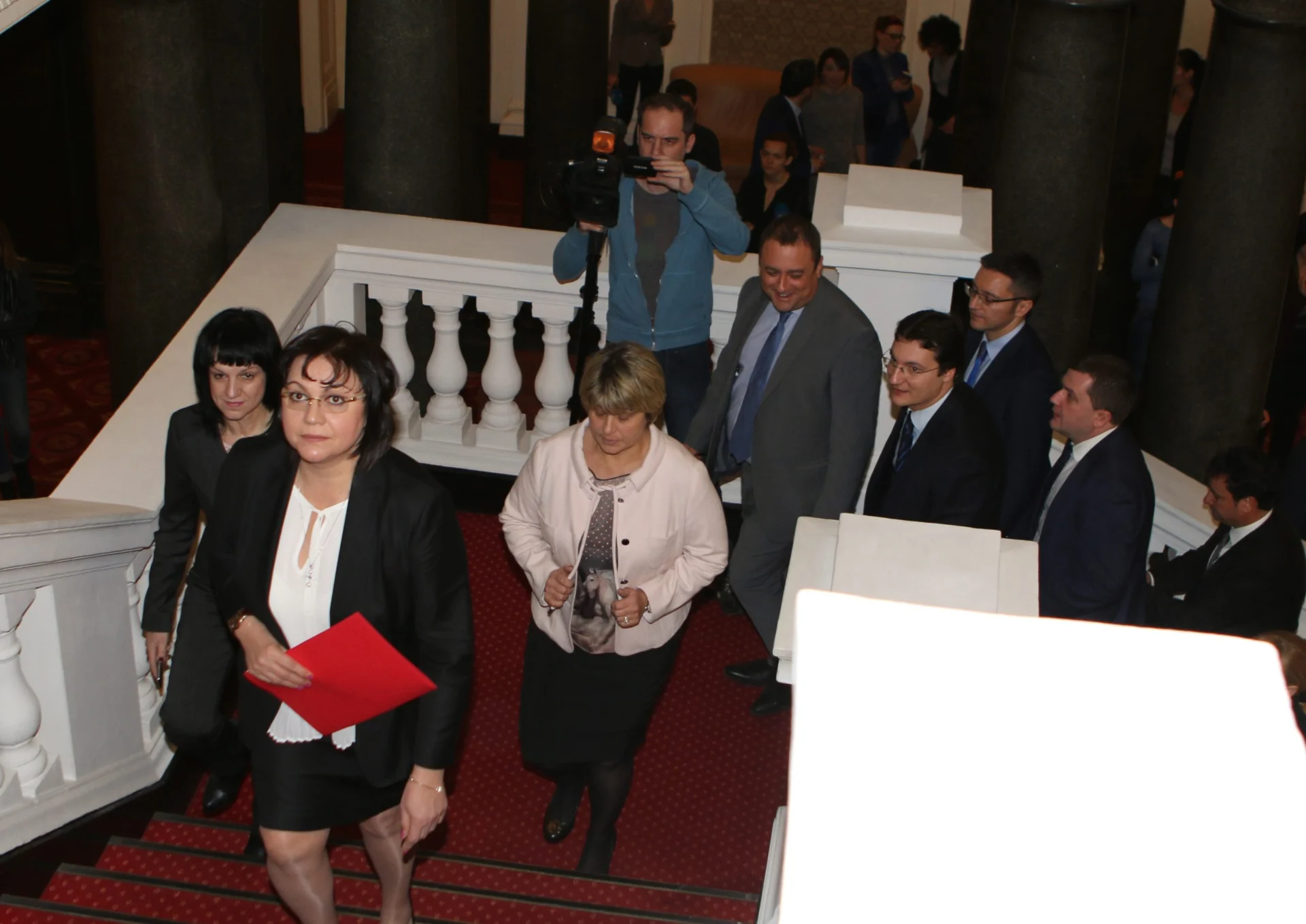 Парламент БСП внесе вот на недоверие Корнелия Нинова