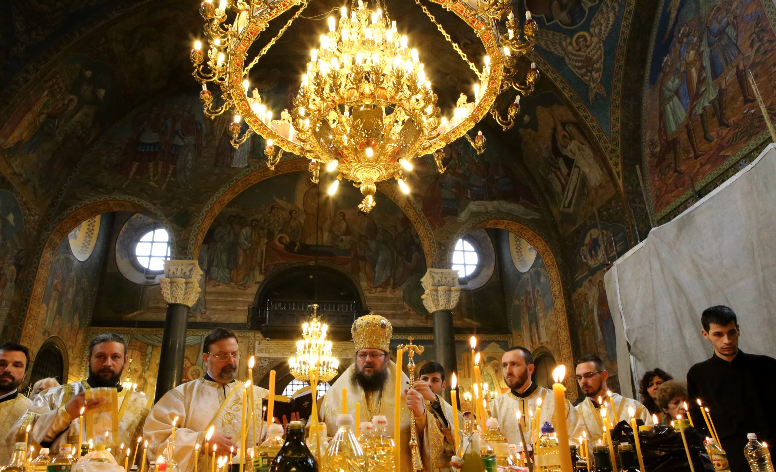 Българската православна църква отслужи св. Василиева Литургия с Велик маслосвет