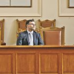 Финансовият министър Симеон Дянков разсеяно изслуша изказванията на депутатите по проектозакона за публичните финанси.