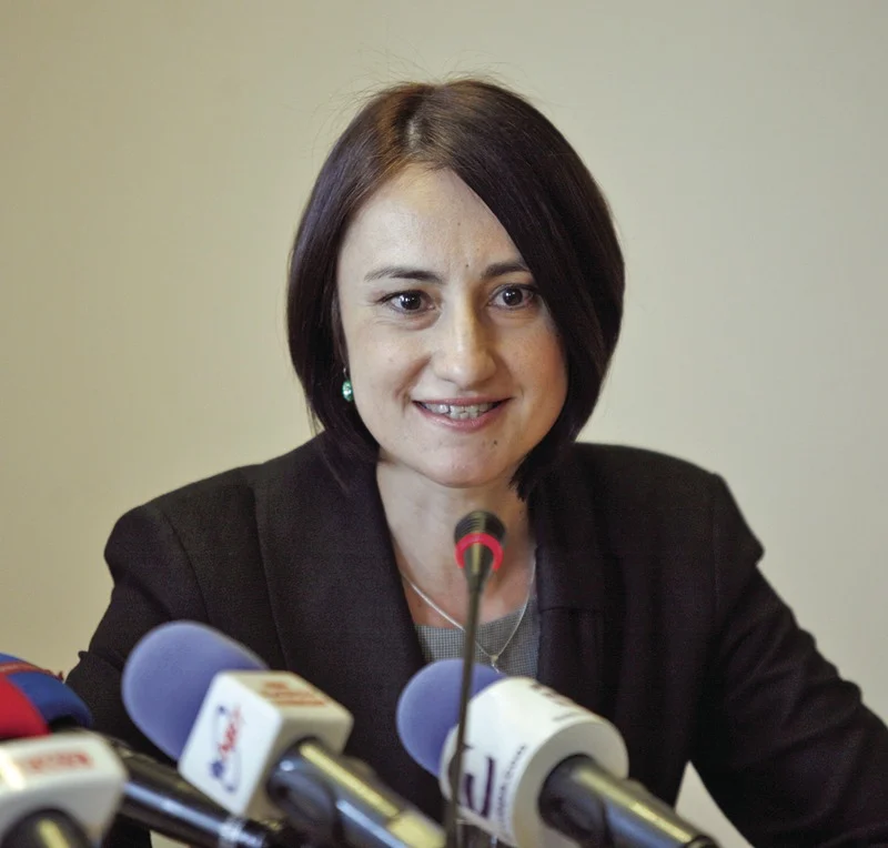 Деяна Костадинова