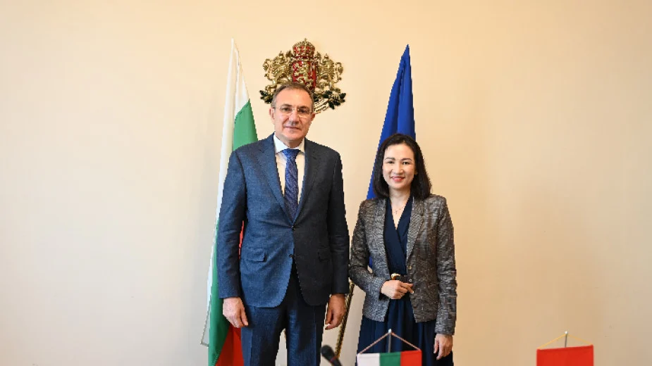 Борислав Гуцанов и посланикът на Виетнам Нгуен Тхи Минх Нгует обсъдиха сътрудничеството на трудовия пазар