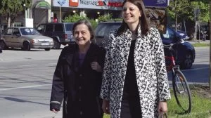 Адвокат Даниела Доковска и току-що обвинената Мария Дивизиева се смеят от сърце на вероятността делото да завърши с осъдителна присъда.