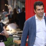 Деница Симеонова и Кирил Петков се отправят към сградата на ДСБ за заседанието на ПГ на ПП-ДБ