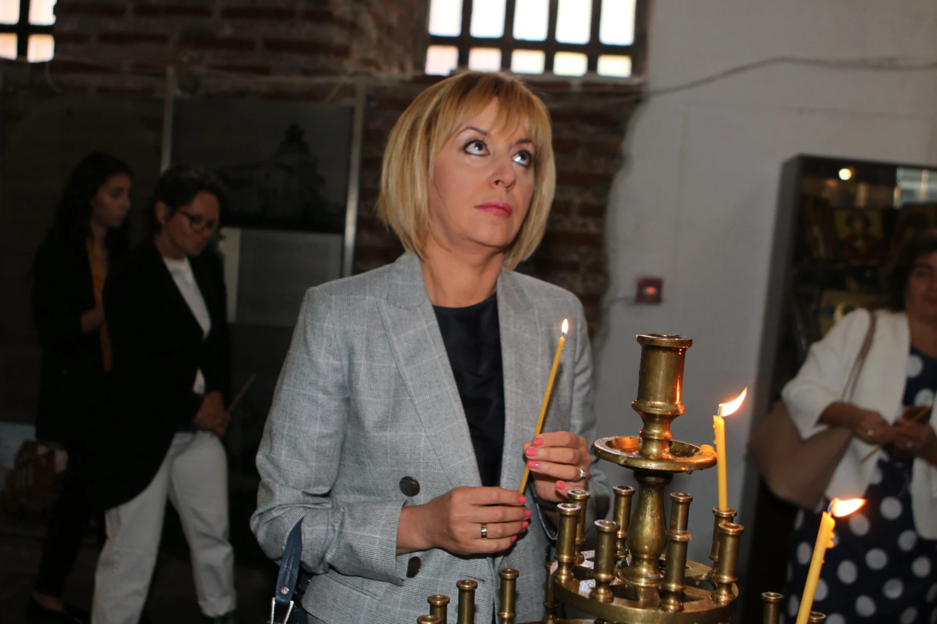 Мая Манолова откри предизборната си кампания с молебен в Св София