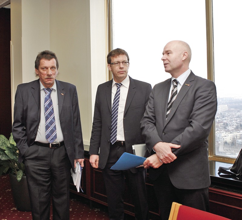 Изпълнителният директор на “Суиспорт България” Фернанд Щауфер повика на помощ в борбата срещу нелоялните си конкуренти в София двама вицепрезиденти на компанията -  Адриан Мелигер и Марк Скинър (от ляво на дясно).