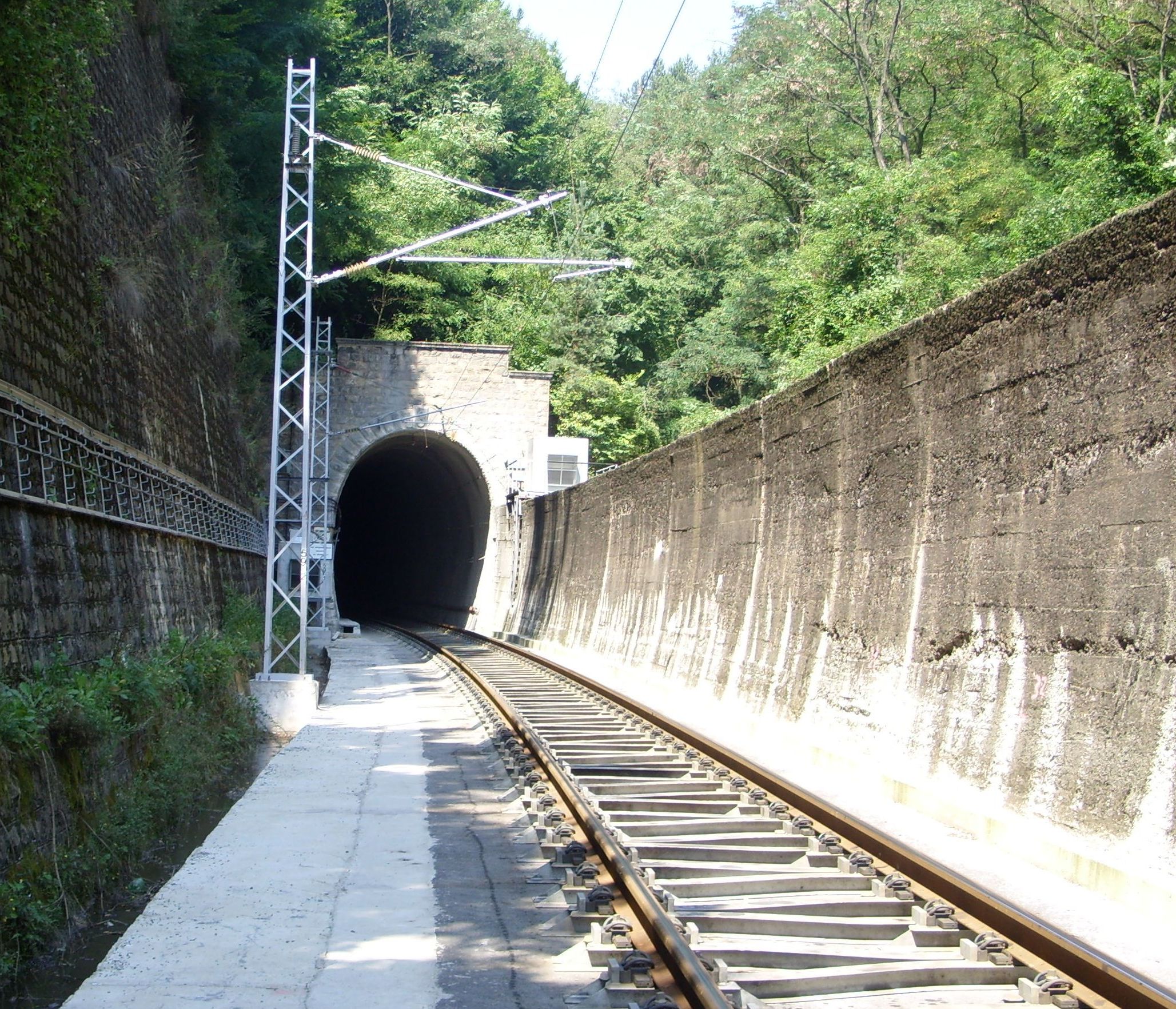 Започва модернизацията на най-дългия жп тунел в България – „Козница“