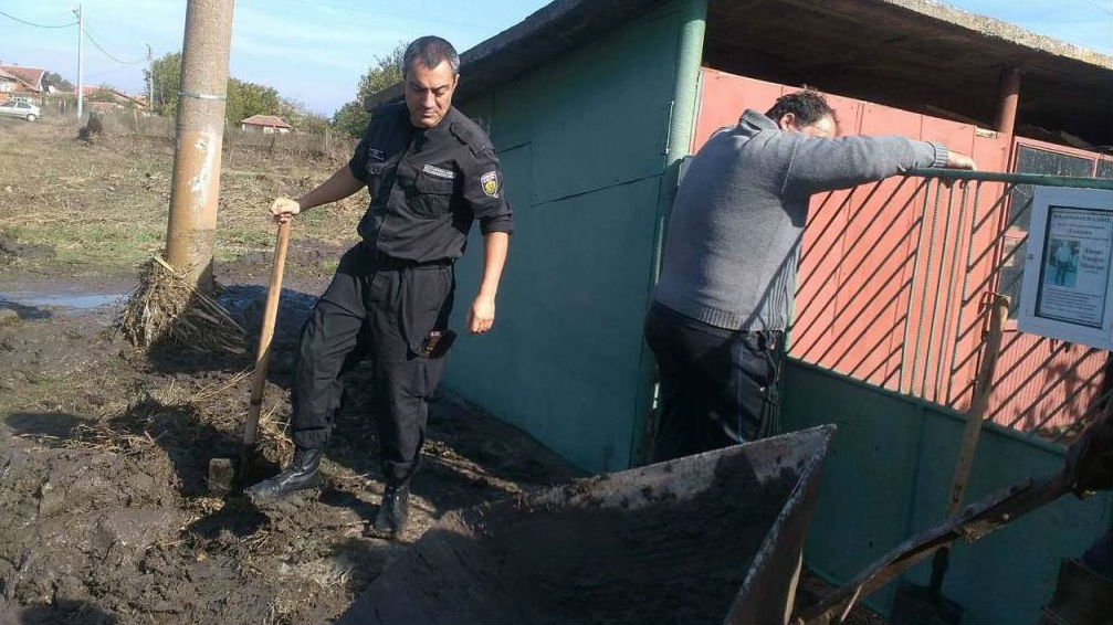 Военни моряци помагатна народа