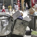 Проблемът с начина на изчисляване на такса смет в големите градове все удря на камък. Затова подобни гледки са всекидневие.