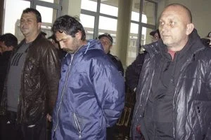 Наркобосът Огнян Атанасов (вдясно) не иска и да чуе за гръцки затвор.