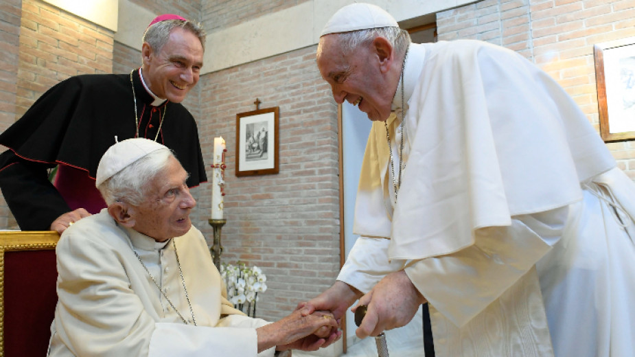 Бившият папа Бенедикт XVI заедно с настоящия Франциск