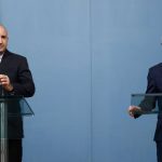Президентът Радев (вляво) и премиерът Денков след консултативната среща.