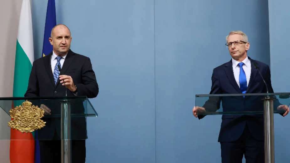 Президентът Радев (вляво) и премиерът Денков след консултативната среща.