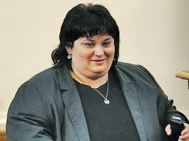 Фамозната ексдепутатка Искра Фидосова очаква колегиална подкрепа в скандала за стажа.
