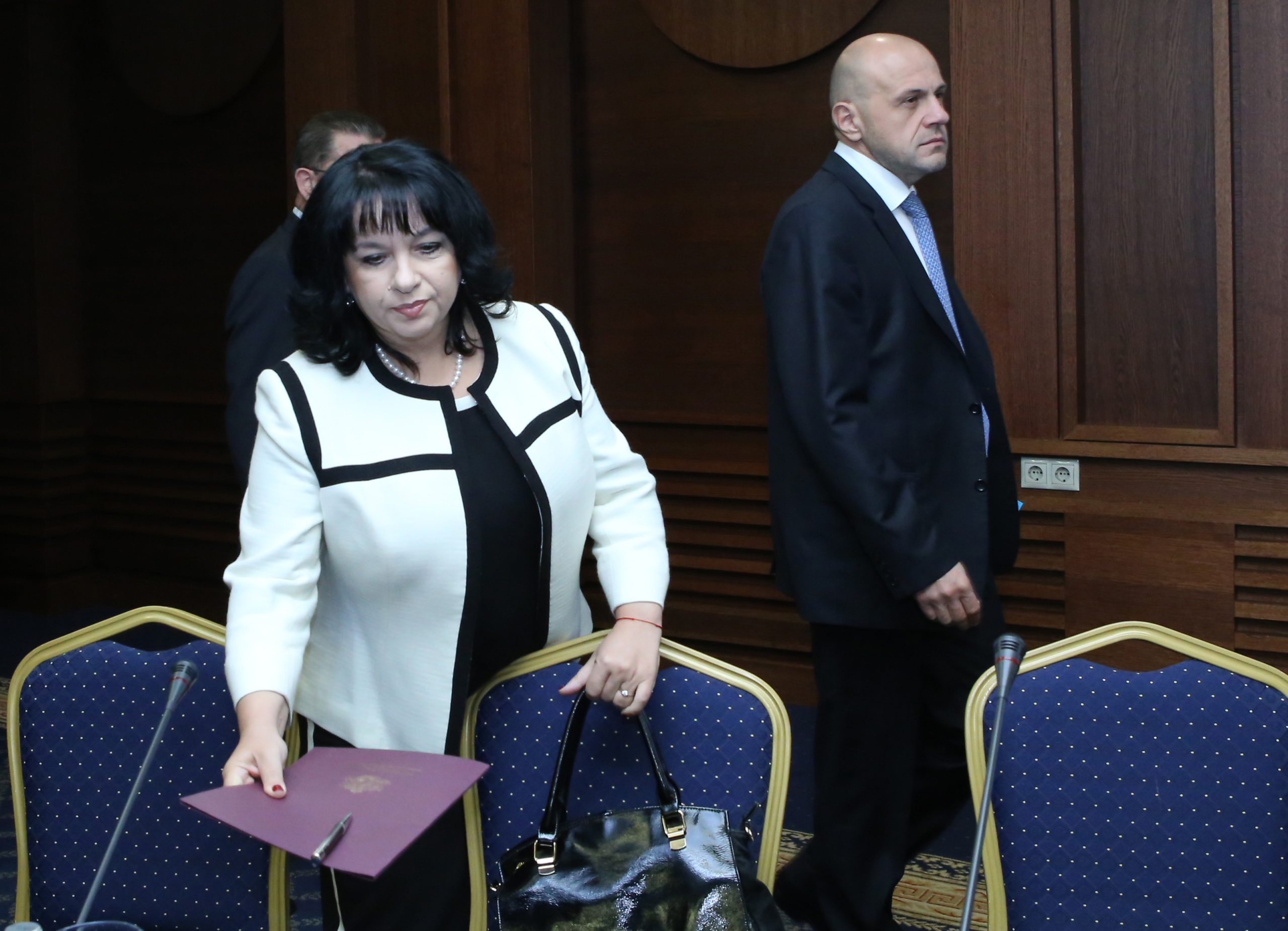 министърът на енергетиката Теменужка Петкова и вицепермиерът Томислав Дончев откриха работна среща