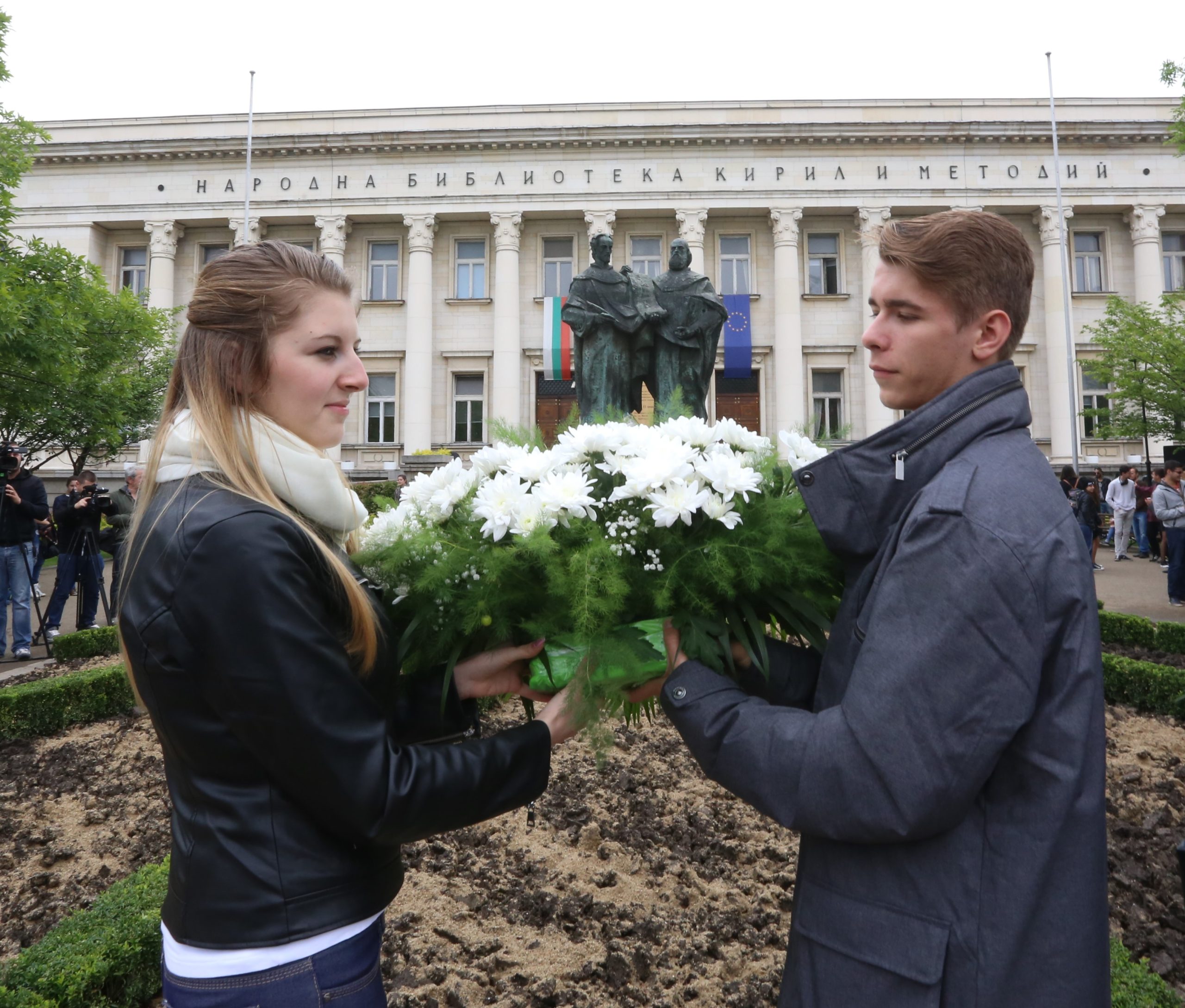 цветя пред паметника на "Св.Св. Кирил и Методий"