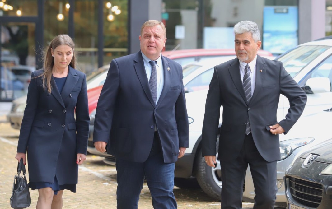 Лидерът на ВМРО Красимир КаракачанЛидерът на ВМРО Красимир Каракачанов и кандидатпрезидентската двойка на партията доц. Милен Михов и Мария Цветкова при регистрацията в ЦИК