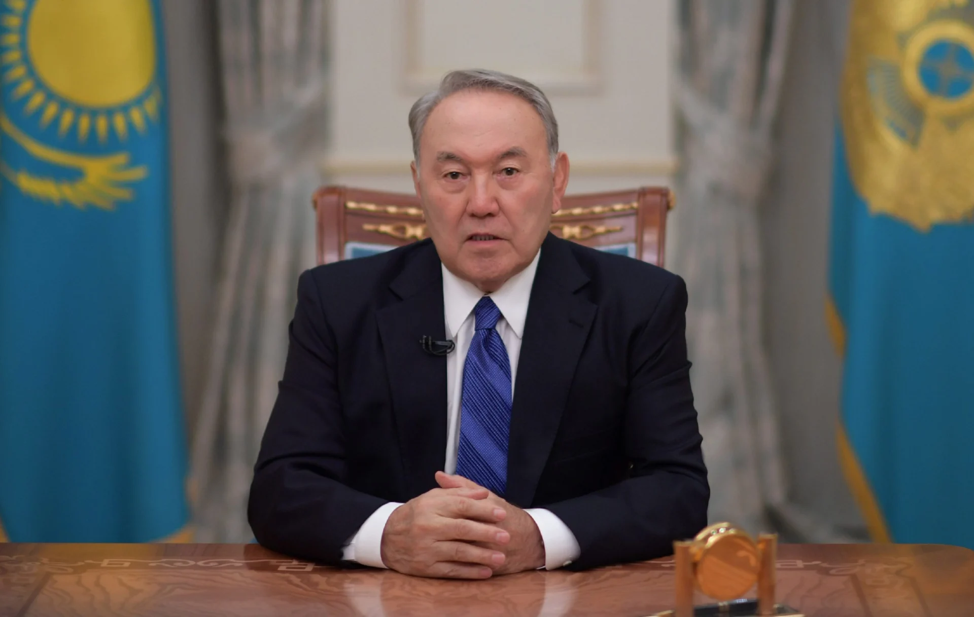 Президентът Назърбаев призова държавните служители да се откажат от "шанел-манел".