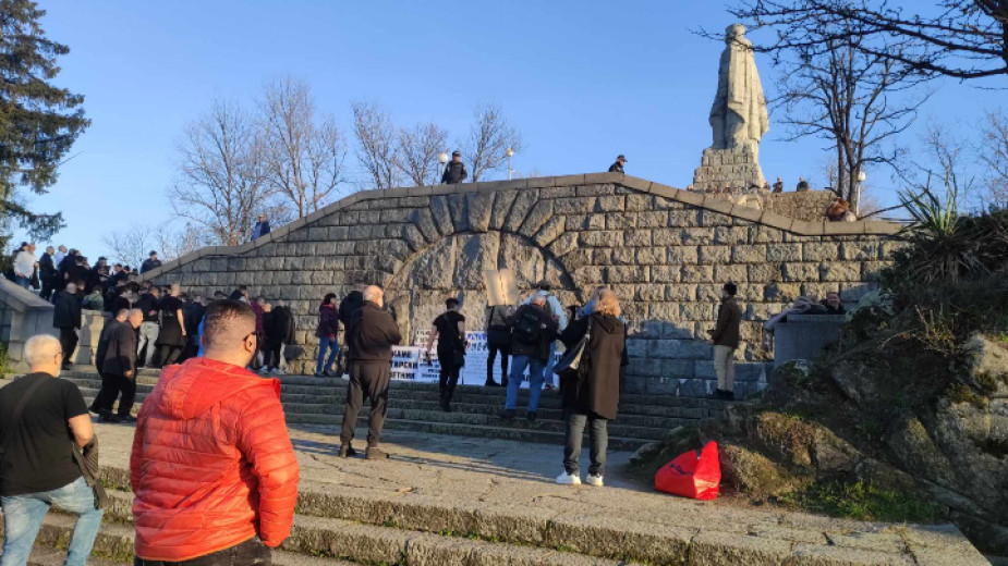 Участници в протеста срещу паметника "Альоша"