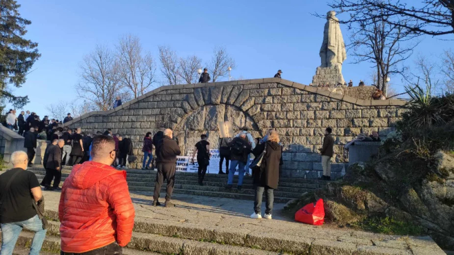 Участници в протеста срещу паметника "Альоша"