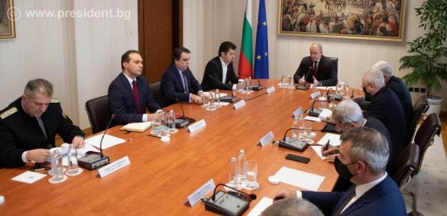 Среща на президента Румен Радев с премиера Кирил Петков и началници на служби за войната в Украйна.