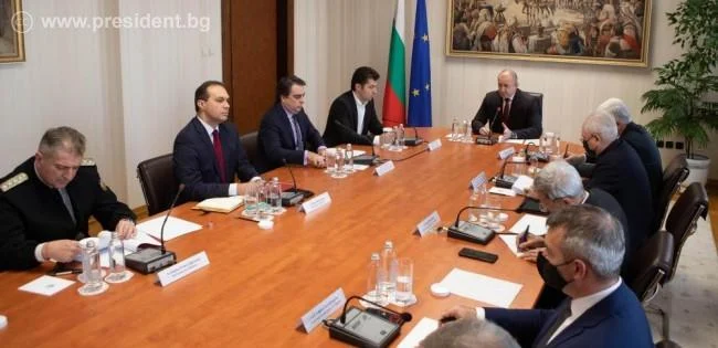 Среща на президента Румен Радев с премиера Кирил Петков и началници на служби за войната в Украйна.
