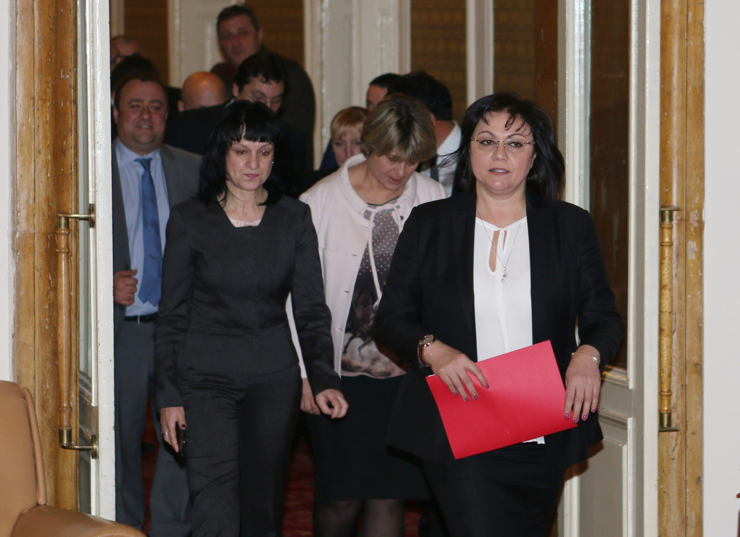 Парламент БСП внесе вот на недоверие Корнелия Нинова
