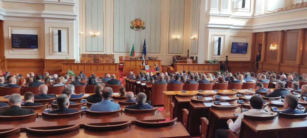 Ще теглим 460 млн. евро заем заради последиците от пандемията 9 Парламент