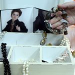 Арт галерия „Париж-Москва” представя новата колекция АРТ БИЖУТА на известната българска дизайнерка Милка Александрова-  BUCHIИзяществото на стилните аксесоари ще бъде представено в пълния си блясък в артистичните зали на ул. „Раковска“ 92 в столицата. Те ще бъдат съчетание от полускъпоценни камъни