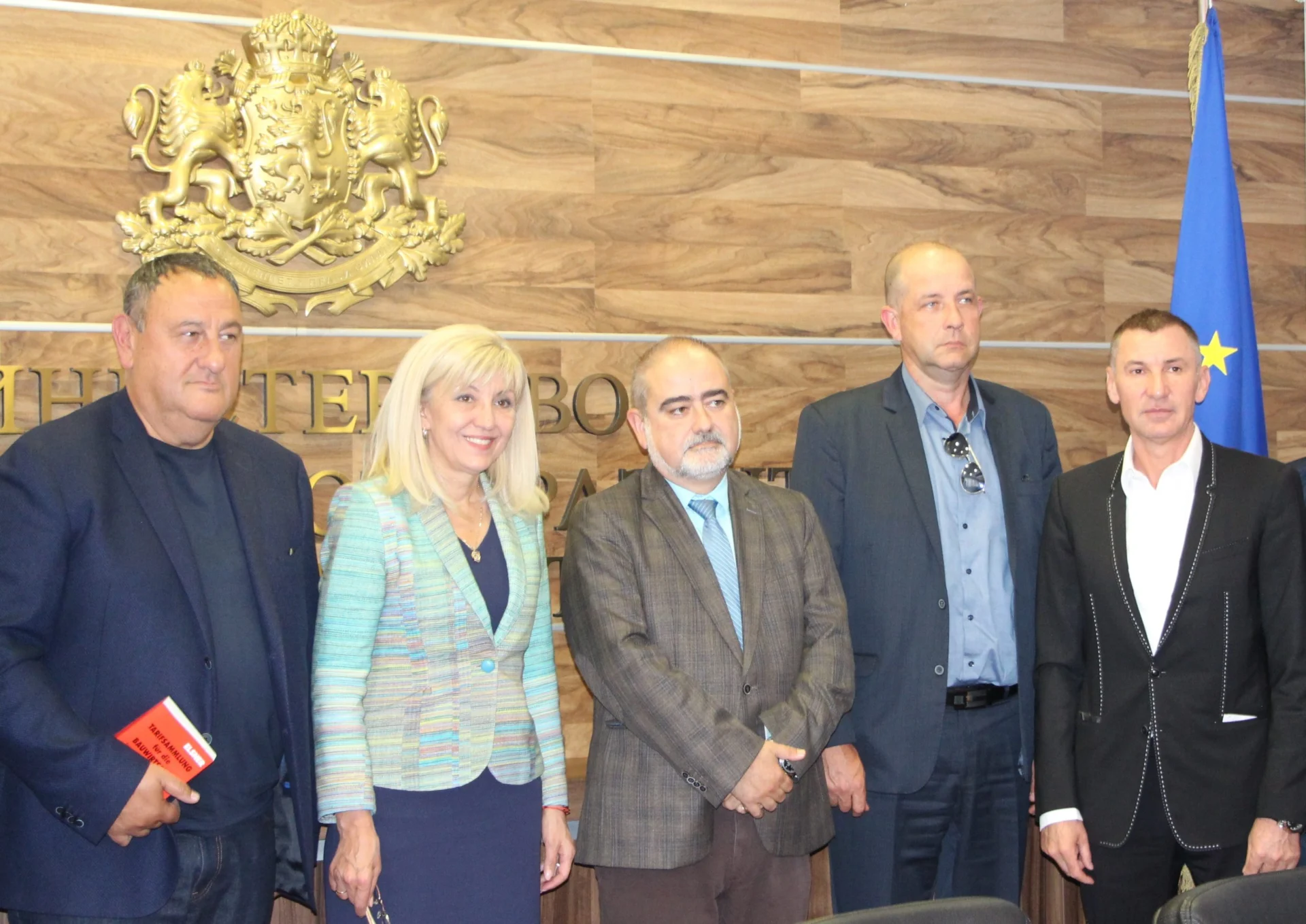 Петя Аврамова с председателя на Управителния съвет на Камарата на строителите в България инж. Илиян Терзиев и членове на ръководството на браншовата организация.