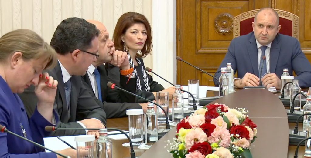 Радев очаква от ГЕРБ идеи и за правителство на малцинството 2 Президентство Консултации с Герб