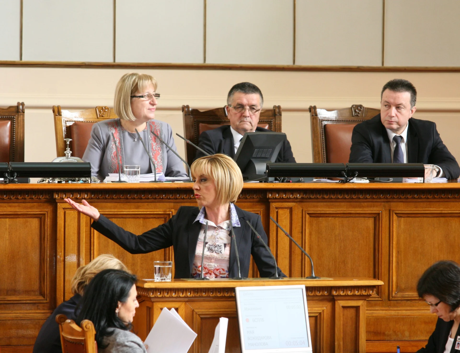 Парламент  Мая Манолова БСП