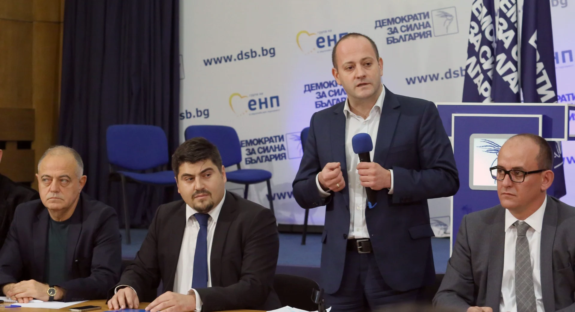 „Демократи за силна България“ (ДСБ) проведе извънредно заседание на разширения Изпълнителен съвет на партията. Радан Кънев