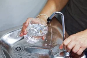 вода