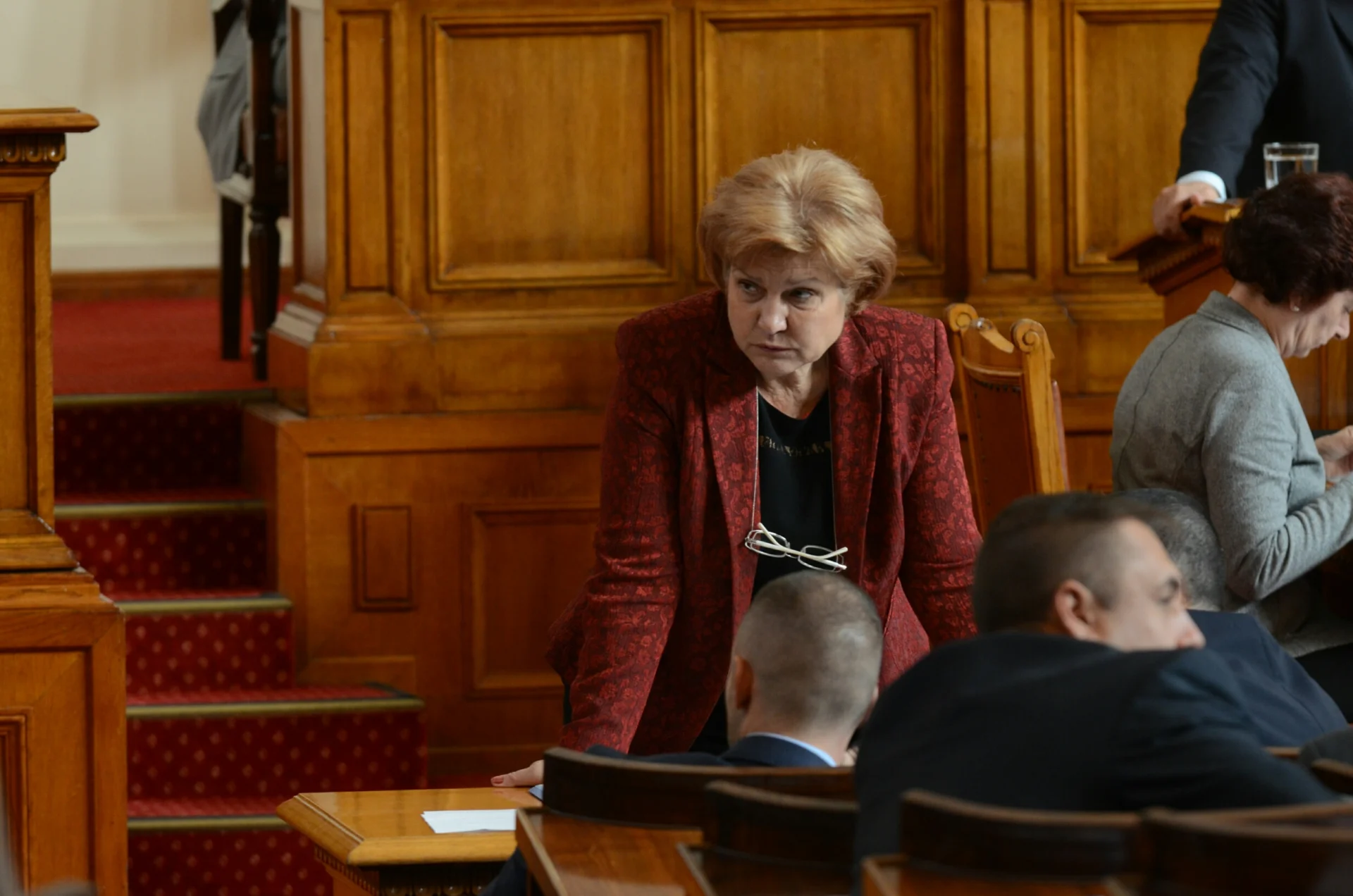 Парламент бюджет Менда Стоянова