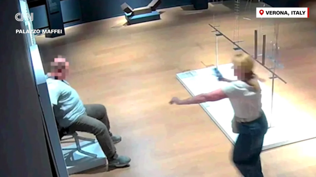 Турист повреди кристален стол, вдъхновен от Ван Гог, в музея "Палацо Мафеи" във Верона