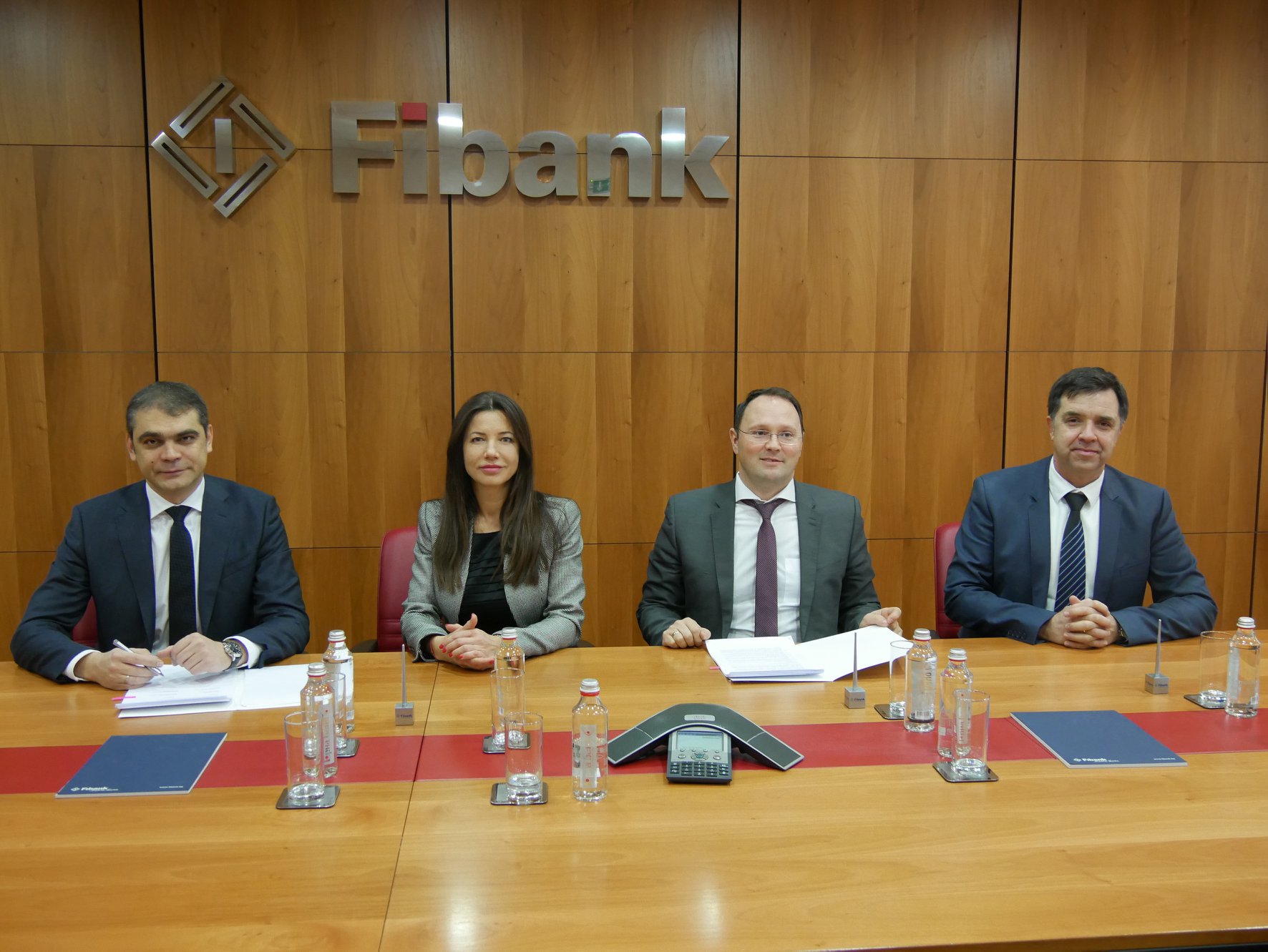 В сградата на Централно управление на Fibank на булевард „България“ споразумението между двете институции беше подписано от г-н Неделчо Неделчев - Главен изпълнителен директор на Fibank