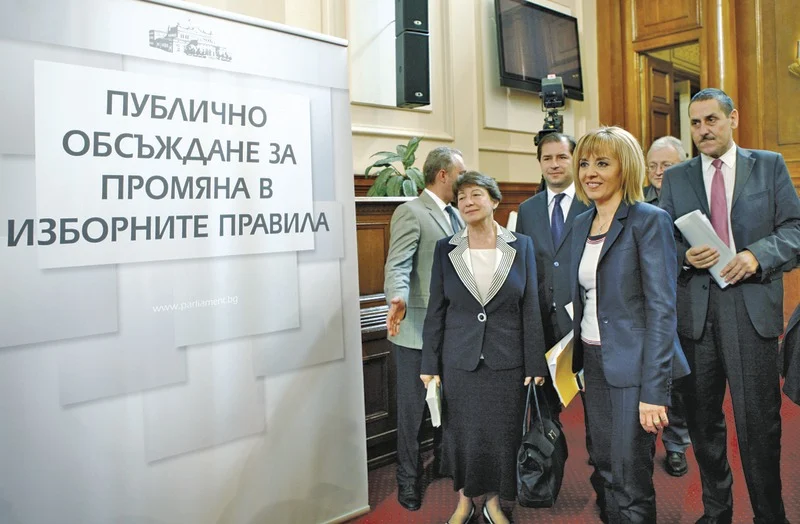 Авторите на новите изборни правила имат сложната задача да балансират между исканията на протестиращите и собствените си политически интереси.