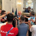 Премерът Димитър Главчев говори пред медии в Париж