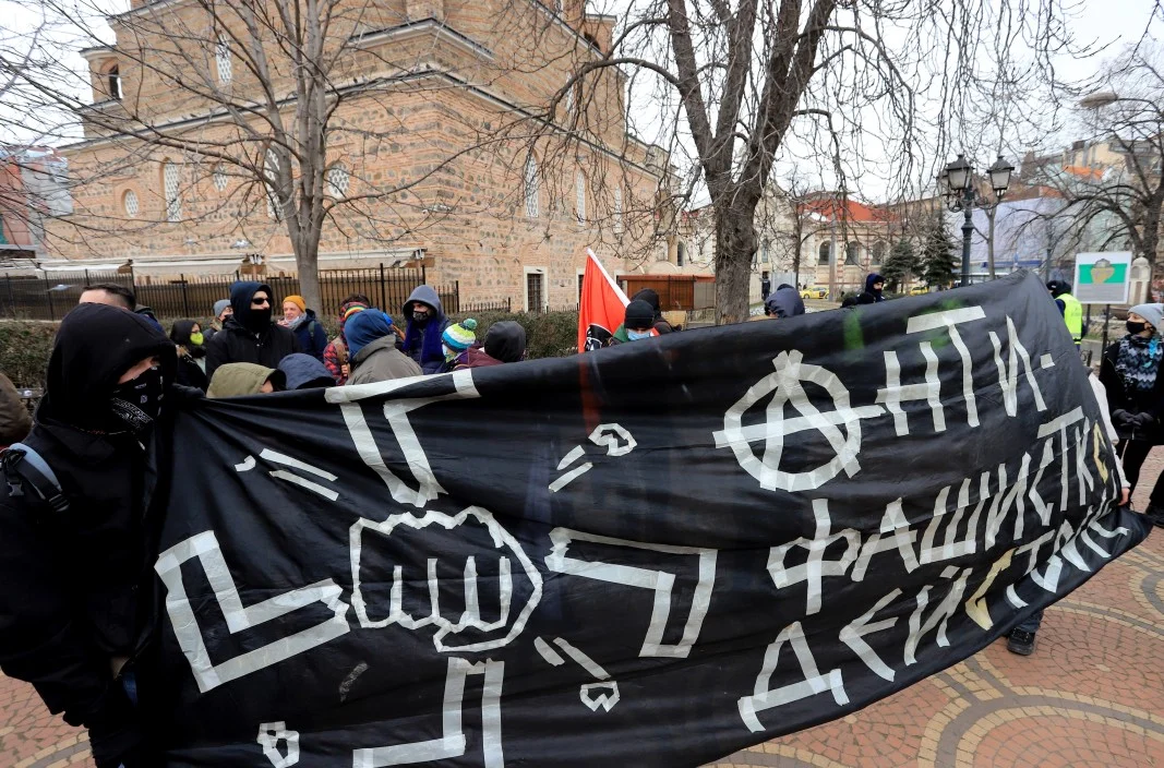 Пред Централна баня в София се събраха противници на провеждането на Луковмарш