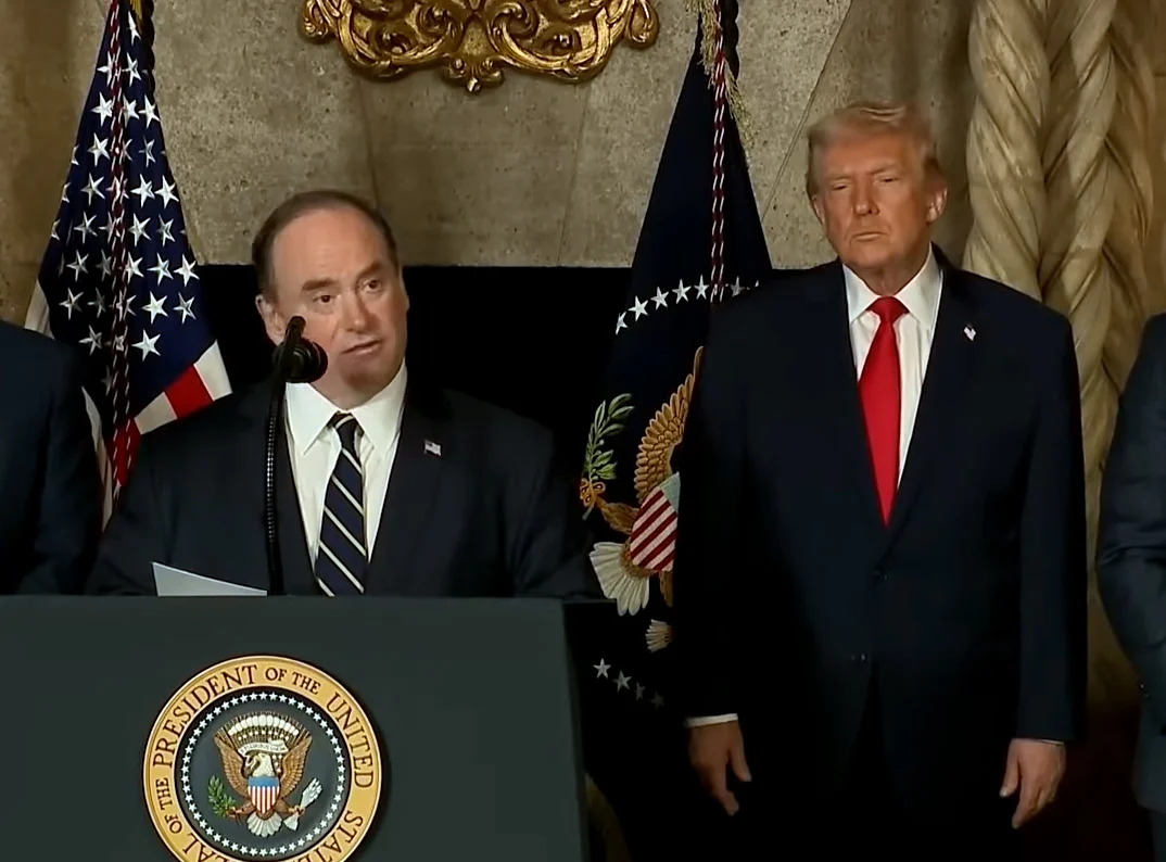 Мечтите на Тръмп за нов боен кораб доведоха до уволнението на министъра на ВМС