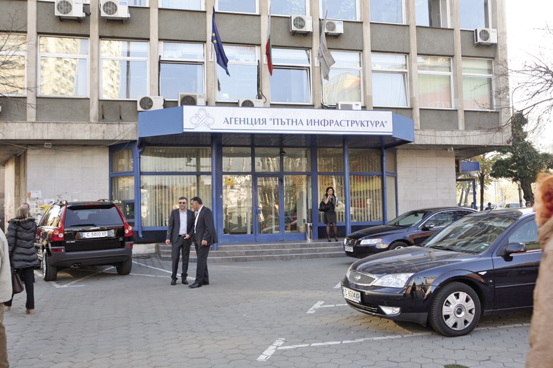 Агенция “Пътна инфрастурктура” е изправена пред труден избор.