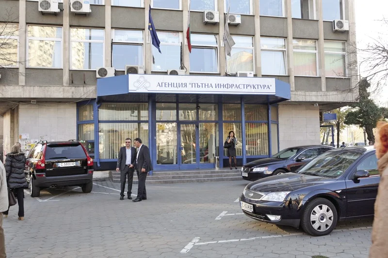 Агенция “Пътна инфрастурктура” е изправена пред труден избор.