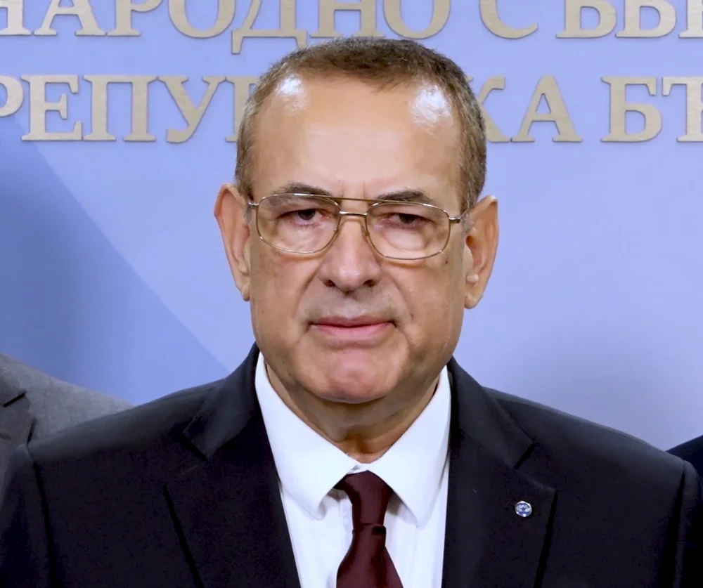 Джевдет Чакъров е внесъл искане в съда да се заличи Пеевски като председател на ДПС