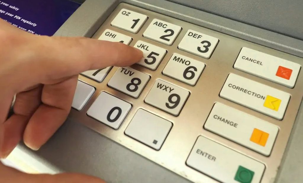 Банкомат се превръща в спасител за изгубено 8-годишно дете